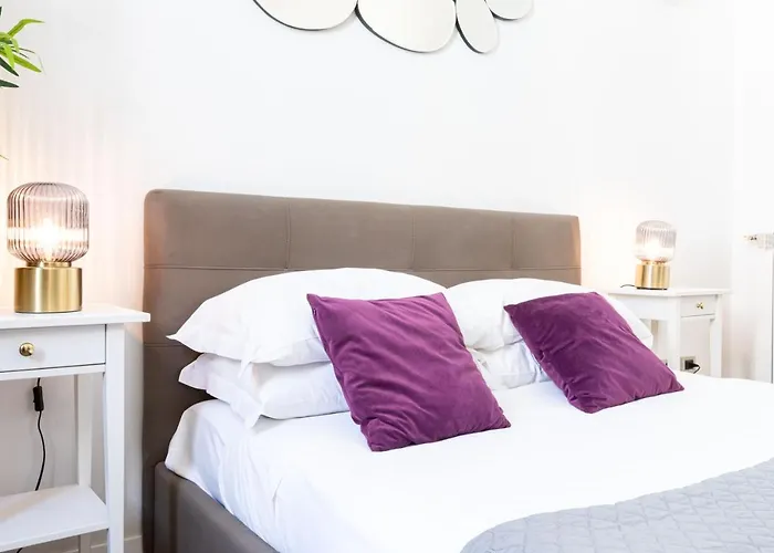 By The Pantheon With Two Bedroom 2 Bathroom Apartment *